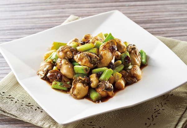 Stir-fried oysters with leeks and  soya beans