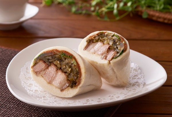 Steamed buns, filled with lean pork and preserved cabbage